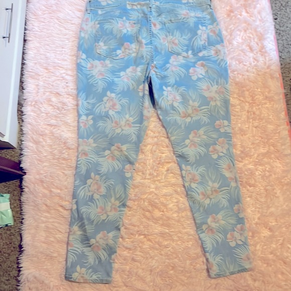 Floral jeans 👖🌸✨ - Picture 2 of 2